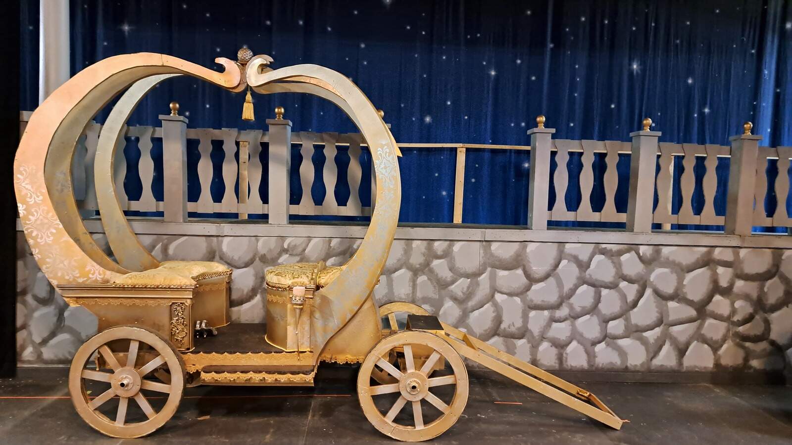 A carriage in front of the royal ballroom platform